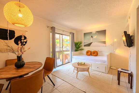 Flamingos Hideaway - Image 1