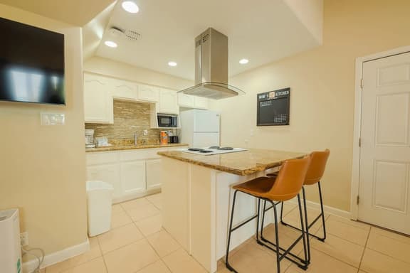 Tropical Retreat - Image 1